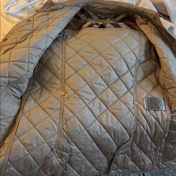 Burberry Quilt 💯 Classic Beige Gold buttons  Jacket - Picture 3 of 5